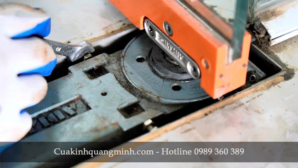 Sửa chữa, bảo dưỡng bản lề sàn (2)