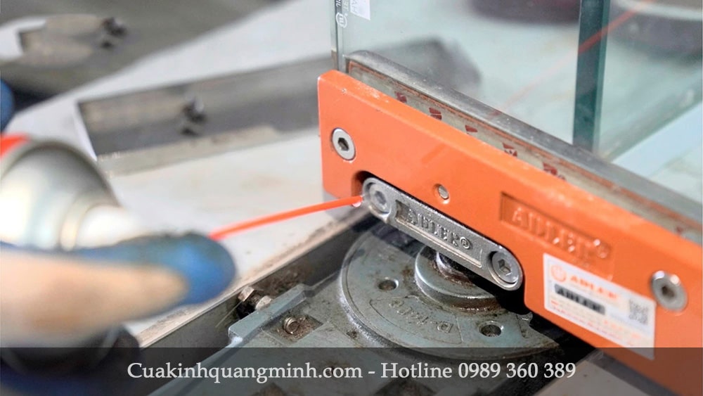 Sửa chữa, bảo dưỡng bản lề sàn (5)