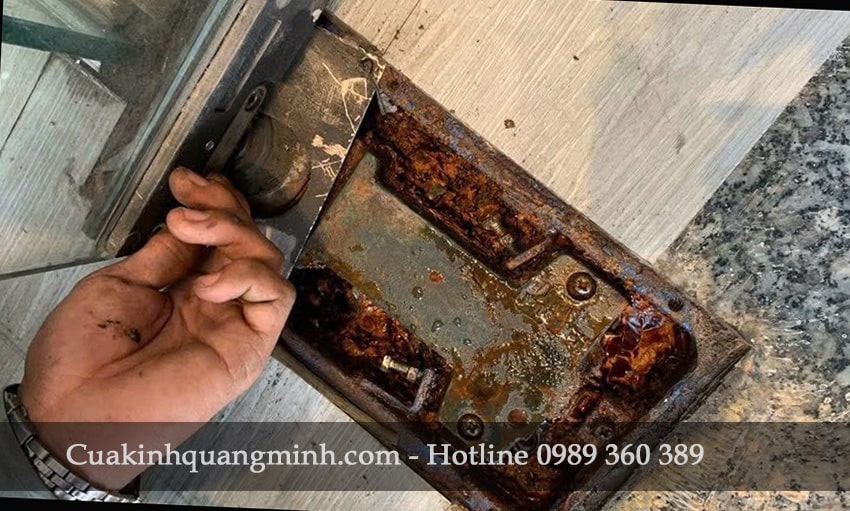 bản lề sàn bị dỉ sét, chảy dầu