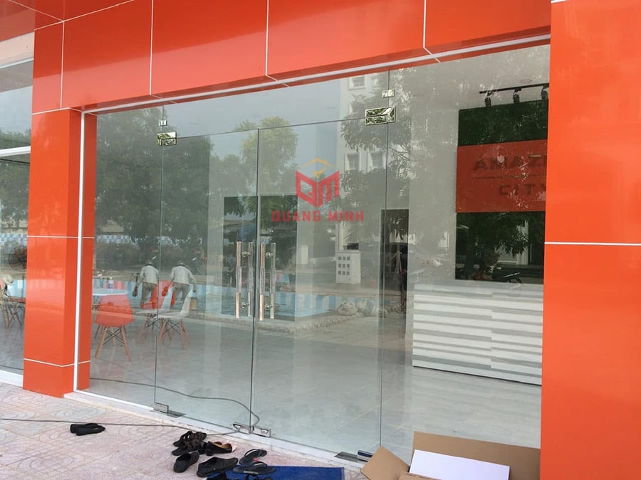 cửa kính cường lực mở quay 2 cánh