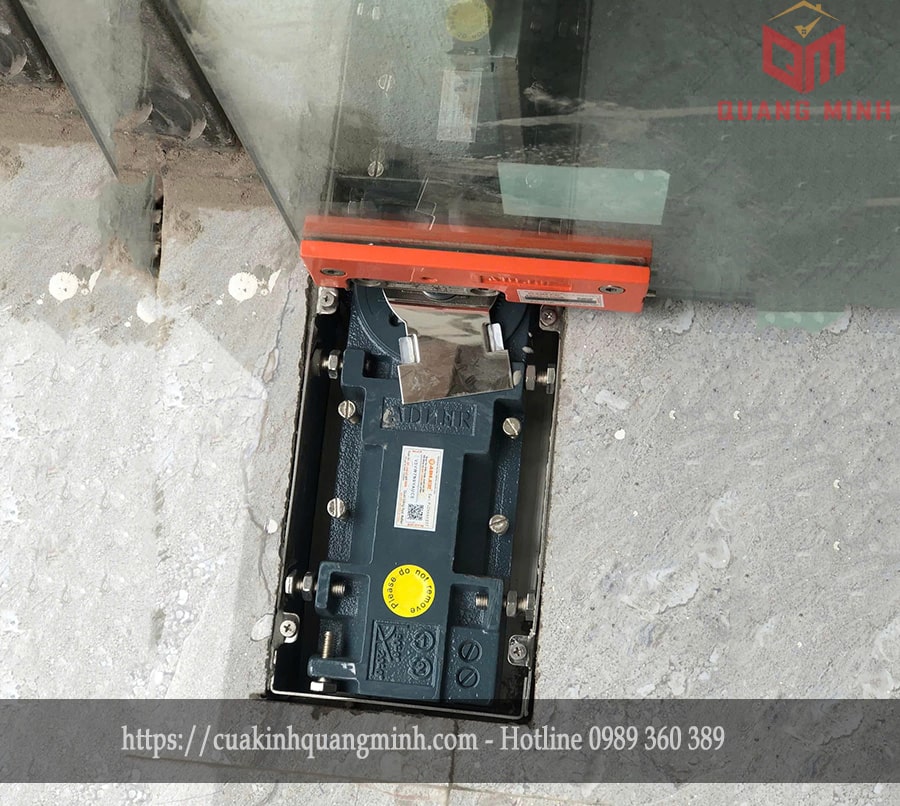 lắp đặt bản lề sàn adler