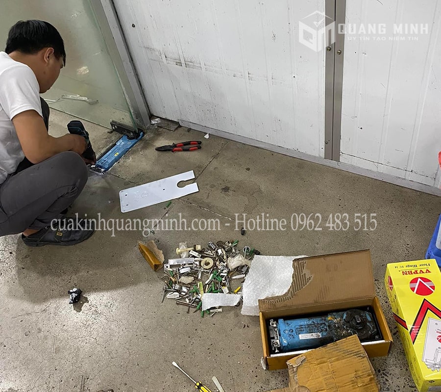 Lắp đặt, thay thế bản lề sàn (7)