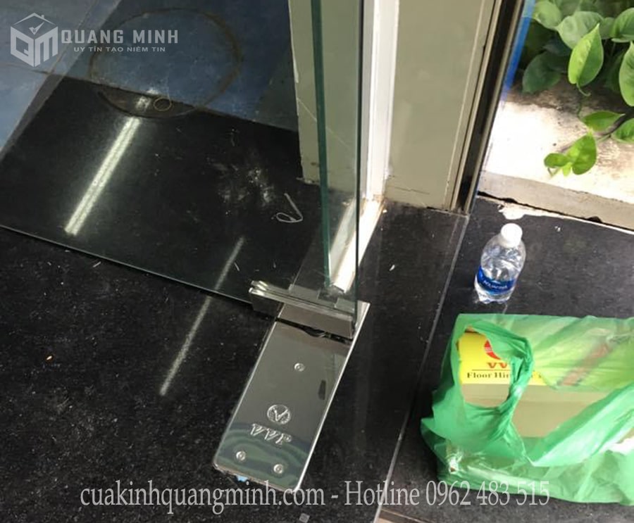 lắp đạt bản lề cửa kính