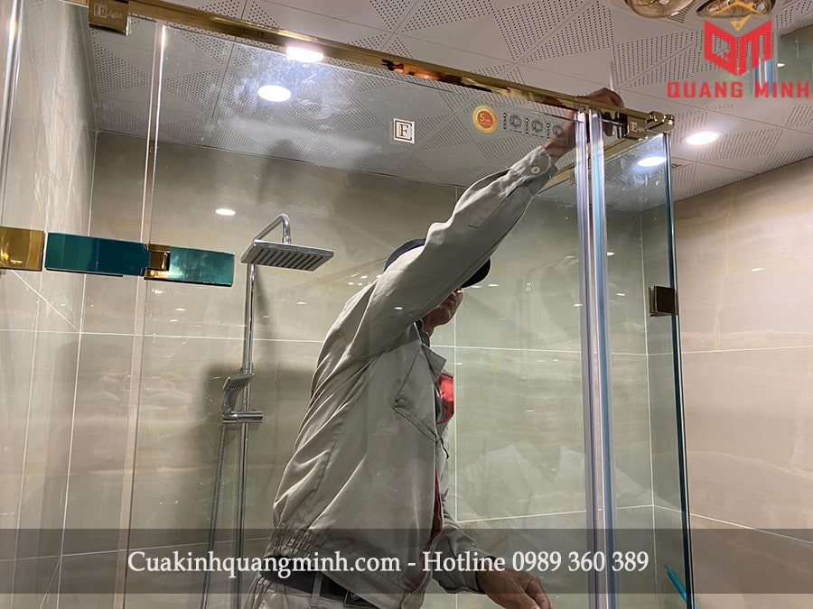 sửa cửa kính phòng tắm