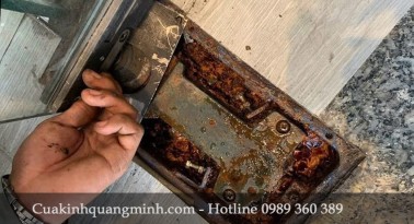 Bản Lề Cửa Kính Bị Chảy Dầu, Nguyên Nhân Và Cách Xử Lý Nhanh Gọn