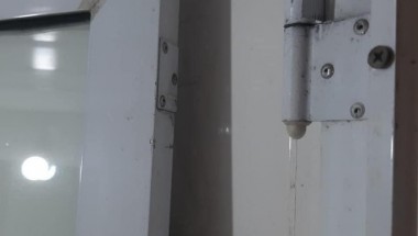 Thay Bản Lề Cửa Nhôm Kính Chuyên Nghiệp Tận Nơi